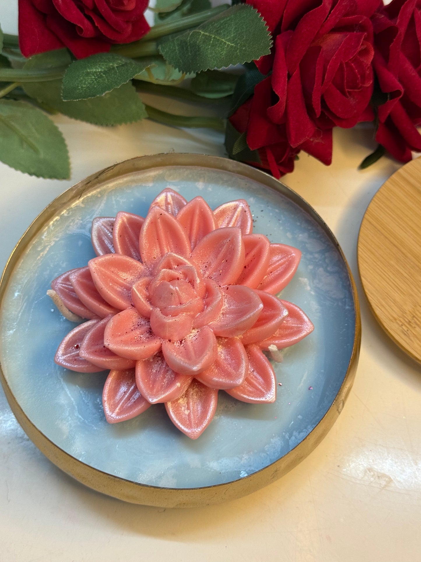 Lotus golden urli